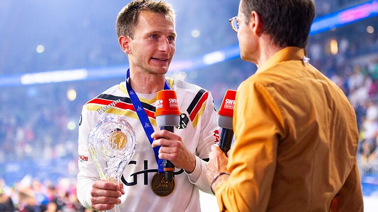 Sieger-Interview: Nach dem finalen 4:0 der deutschen Faustballer über Österreich war der Schweinfurter Fabian Sagstetter ein begehrter Gesprächspartner der Journalisten.