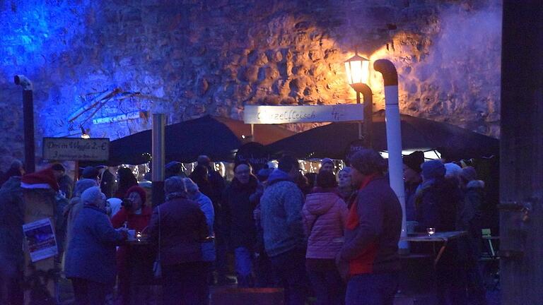Vorweihnachtliches Ambiente: der Fladunger Weihnachtsmarkt im historischen Scheunenviertel. Vorweihnachtliches Ambiente: der Fladunger Weihnachtsmarkt im historischen Scheunenviertel.