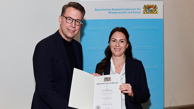 Die Würzburger Professorin Daniela Lorenz erhält von Bayerns Wissenschaftsminister Markus Blume ihren Preis für gute Lehre.