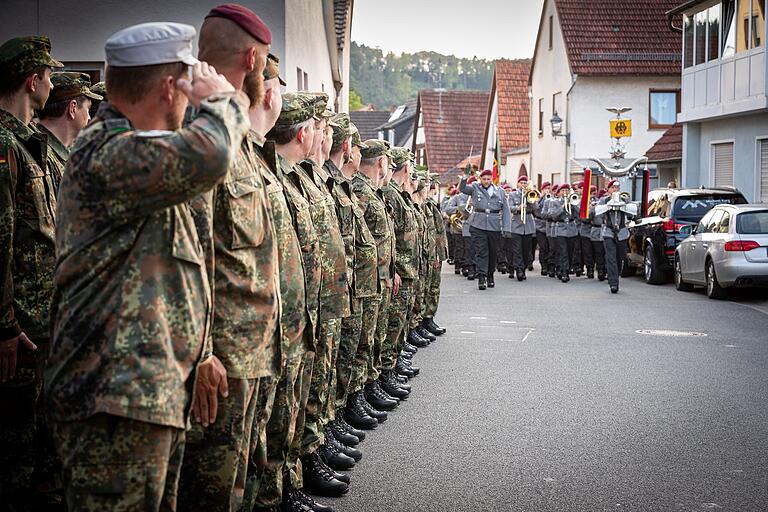 Das Heeresmusikkorps Veitshöchheim zog durch die engen Gassen Thüngens ein. Das Heeresmusikkorps Veitshöchheim zog durch die engen Gassen Thüngens ein.