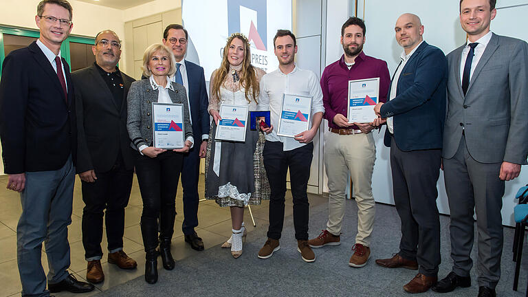 Bei der Vergabe des Gründerpreises Schweinfurt von links: Oberbürgermeister Sebastian Remelé, Felix und Susanne Puello, Frank Hefner (VR-Bank), Eva Gleichmann, Julian Wildanger, Jonathan Reichert, Björn Peper und Landrat Florian Töpper. Bei der Vergabe des Gründerpreises Schweinfurt von links: Oberbürgermeister Sebastian Remelé, Felix und Susanne Puello, Frank Hefner (VR-Bank), Eva Gleichmann, Julian Wildanger, Jonathan Reichert, Björn Peper und Landrat Florian Töpper.