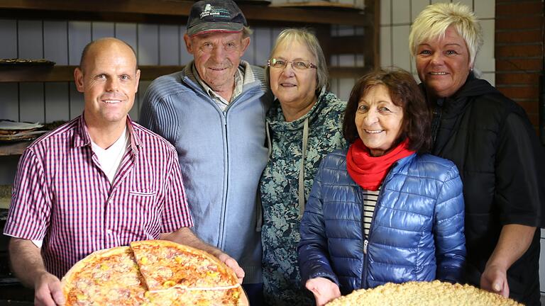 Unser Foto zeigt die fleißigen Helfer (von links) Matthias Reuß, Eugen Reuß, Doris Blaß, Rosi Schwarz und Eva-Maria Menninger im Dorfbackhaus. Unser Foto zeigt die fleißigen Helfer (von links) Matthias Reuß, Eugen Reuß, Doris Blaß, Rosi Schwarz und Eva-Maria Menninger im Dorfbackhaus.