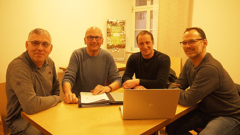 Vier Mitglieder der Rügheimer Arbeitsgruppe erklärten der Redaktion ihr Vorhaben in Sachen Nahwärmenetz (von links): Rainer Huth, Horst Brochloß-Gerner, Daniel Bethmann und Steffen Lutz. Vier Mitglieder der Rügheimer Arbeitsgruppe erklärten der Redaktion ihr Vorhaben in Sachen Nahwärmenetz (von links): Rainer Huth, Horst Brochloß-Gerner, Daniel Bethmann und Steffen Lutz.