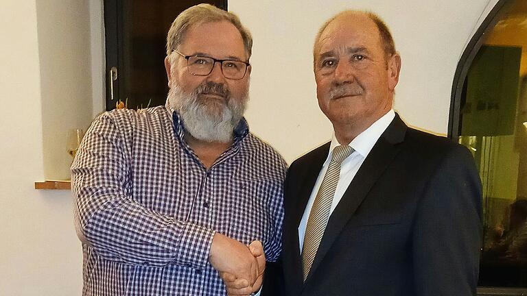 Nach 13 Jahren im Dienst der Gemeinde wurde Michael Auer (links) von Bürgermeister Herbert Volkamer in den Ruhestand verabschiedet. Als Minijob-Kraft bleibt Auer der Gemeinde erhalten. Nach 13 Jahren im Dienst der Gemeinde wurde Michael Auer (links) von Bürgermeister Herbert Volkamer in den Ruhestand verabschiedet. Als Minijob-Kraft bleibt Auer der Gemeinde erhalten.