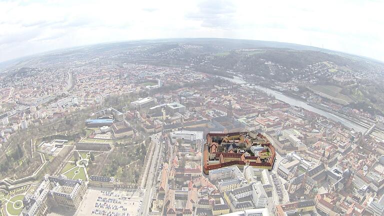 Der Gebäudekomplex der Erlöserschwestern liegt in unmittelbarer Nähe des Doms und der Neubaukirche inmitten der Würzburger Innenstadt.