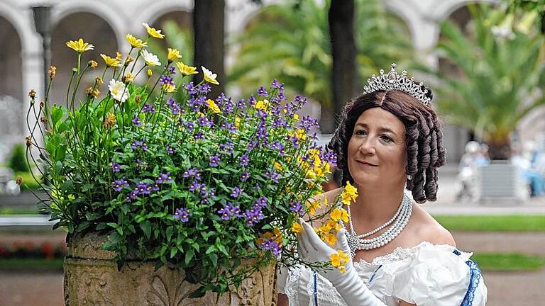 Königin Therese stammt aus Arnshausen - (far) Die Figur der bayerischen Königin Therese gehört noch nicht lange zur Familie der Historischen Persönlichkeiten des Bad Kissinger Rakoczy-Fests. 2013 hatte Anja Keller ihren ersten Auftritt als Gattin von König Ludwig I. In diesem Jahr springt Sabine Rustler (im Bild) für Anja Keller in der Rolle ein. Die 50-Jährige aus dem Stadtteil Arnshausen ist nach eigenem Bekunden Fan des Fests, seit sie denken kann. Aktiv beteiligt war sie bisher aber nicht. Der Bezug der historischen Figur Therese klingt im Namen der Theresienspitalstiftung noch heute an. Es wird berichtet, die Königin habe im Jahr 1833 nicht nur selbst dem Rathaus 400 Gulden übergeben. Sie habe auch den König bewogen, 500 Gulden „zur Begründung eines Krankenhauses für arme und hilflose Dienstboten im hiesigen Städtchen“ beizusteuern. Königin Therese stammt aus Arnshausen - (far) Die Figur der bayerischen Königin Therese gehört noch nicht lange zur Familie der Historischen Persönlichkeiten des Bad Kissinger Rakoczy-Fests. 2013 hatte Anja Keller ihren ersten Auftritt als Gattin von König Ludwig I. In diesem Jahr springt Sabine Rustler (im Bild) für Anja Keller in der Rolle ein. Die 50-Jährige aus dem Stadtteil Arnshausen ist nach eigenem Bekunden Fan des Fests, seit sie denken kann. Aktiv beteiligt war sie bisher aber nicht. Der Bezug der historischen Figur Therese klingt im Namen der Theresienspitalstiftung noch heute an. Es wird berichtet, die Königin habe im Jahr 1833 nicht nur selbst dem Rathaus 400 Gulden übergeben. Sie habe auch den König bewogen, 500 Gulden „zur Begründung eines Krankenhauses für arme und hilflose Dienstboten im hiesigen Städtchen“ beizusteuern.
