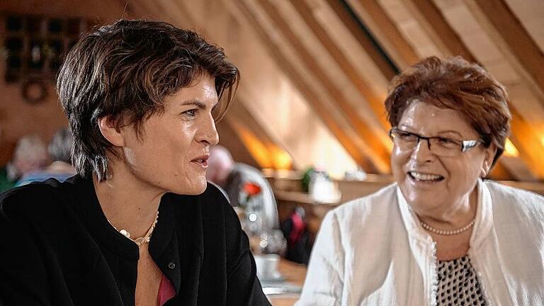 Gespräch mit Barbara Stamm und ihrer Tochter Claudia - Zwischen Zahnarzttermin und Kofferpacken: Tochter Claudia Stamm und Mutter Barbara Stamm beim Doppelinterview in der Alten Mainmühle in Würzburg.DANIEL PETER Gespräch mit Barbara Stamm und ihrer Tochter Claudia - Zwischen Zahnarzttermin und Kofferpacken: Tochter Claudia Stamm und Mutter Barbara Stamm beim Doppelinterview in der Alten Mainmühle in Würzburg.DANIEL PETER