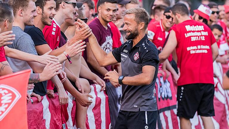 Trainer Michael Schiele hat seinen Vertrag bei den Würzburger Kickers verlängert. Trainer Michael Schiele hat seinen Vertrag bei den Würzburger Kickers verlängert.