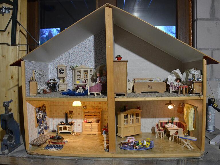Zahlreiche Spielereien gibt es im liebevoll eingerichteten Puppenhaus von Ute Hußlein: Lichter, tickende Uhren und ein ein funktionsfähiger Herd. Zahlreiche Spielereien gibt es im liebevoll eingerichteten Puppenhaus von Ute Hußlein: Lichter, tickende Uhren und ein ein funktionsfähiger Herd.
