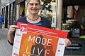 Géraldine Barrois, die Vorsitzende der Werbegmeinschaft Marktheidenfeld, präsentiert das Plakat zur Modenschau &quot;Mode Live&quot; am 4. Oktober.