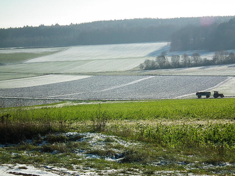 Auf Höhe der B303 Anschlussstelle Humprechtshausen ist an der südlichen  Straßenseite bis weit in die Flursenke hinein&nbsp; eine Photovoltaik-Freiflächenanlage vorgesehen.