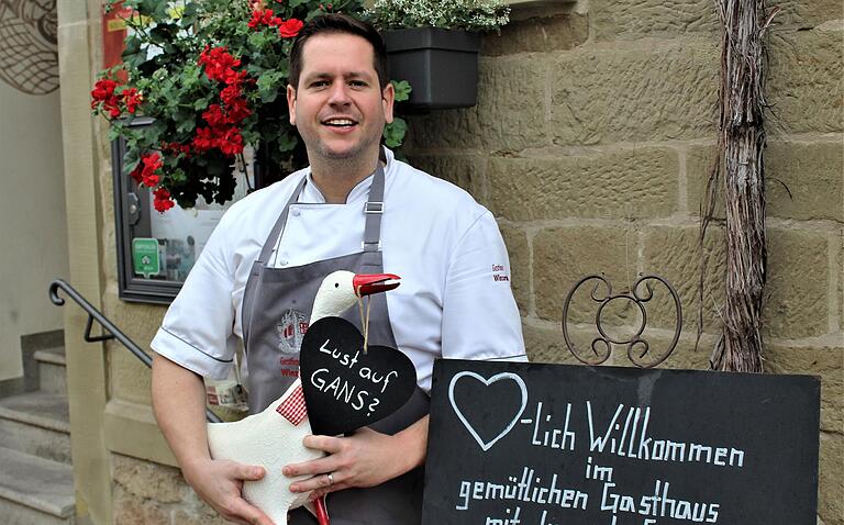 Sven Heß von der Winzerstube in Rödelsee hat auch dieses Jahr Gänsebraten auf der Speisekarte. Seine Gänse bezieht er aus Iphofen. Sven Heß von der Winzerstube in Rödelsee hat auch dieses Jahr Gänsebraten auf der Speisekarte. Seine Gänse bezieht er aus Iphofen.