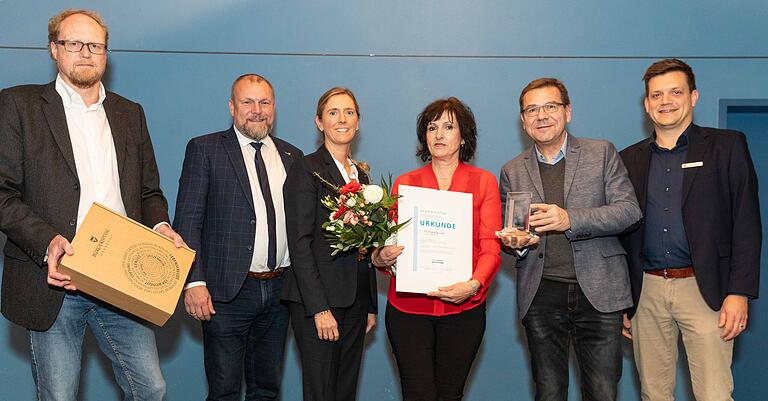 Bei der Auszeichnungsveranstaltung 'Vorstand des Jahres' im Kulturkeller in Zell am Main (v.l.): Jens Röder (Stadt Würzburg), Landrat Thomas Eberth, Judith Jörg (Bürgermeisterin Würzburg), Margarete Lein, Torsten Schleicher (Main-Post) und Stefan Hebig (Sparkasse Mainfranken). Bei der Auszeichnungsveranstaltung 'Vorstand des Jahres' im Kulturkeller in Zell am Main (v.l.): Jens Röder (Stadt Würzburg), Landrat Thomas Eberth, Judith Jörg (Bürgermeisterin Würzburg), Margarete Lein, Torsten Schleicher (Main-Post) und Stefan Hebig (Sparkasse Mainfranken).