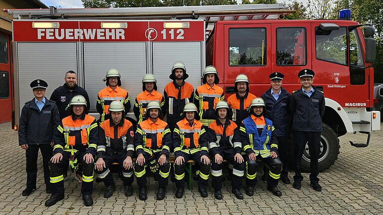 Das Foto zeigt (hinten von links) 2. Kdt. Heiko Schramm, Steffen Romstöck, Michael Schwarz, Leon Wunderlich, Thomas Schneider, Daniel Hayn, KBM Tobias Müller, KBM Christian Kollert, (vorne) KBM Benedikt Körner, Bernd Schmitt, Martin Lang, Pascal Rumm, Marco Wiesmann, Frank Seubert und Jochen Beez.