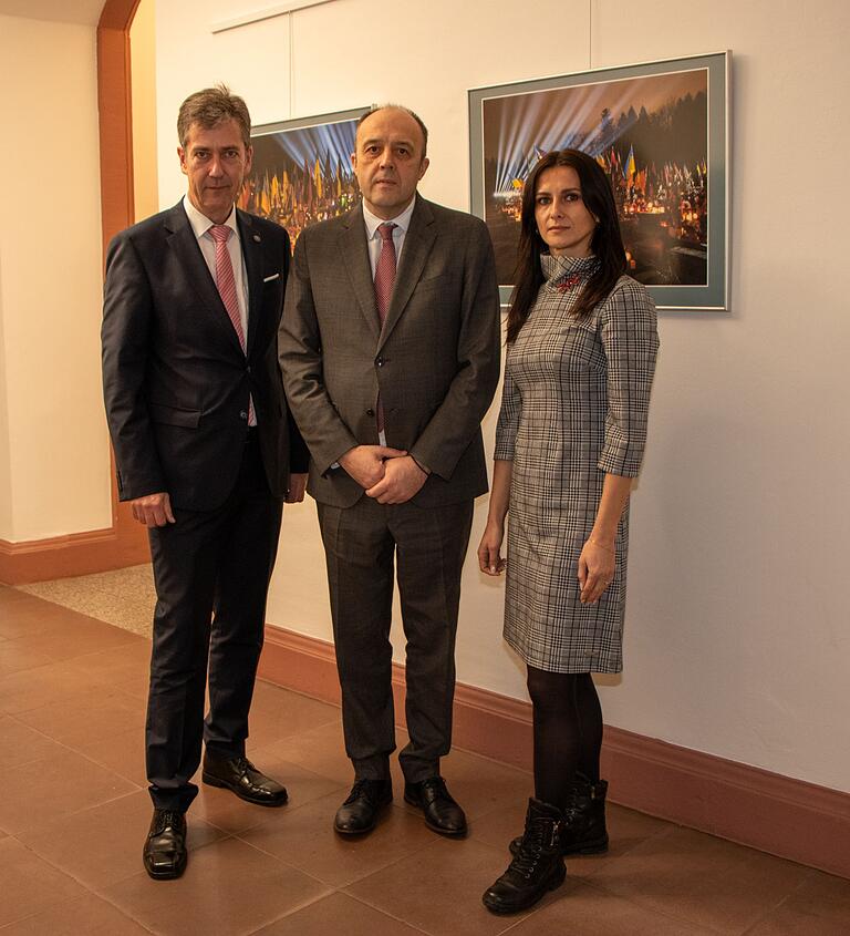 Der Generalkonsul der Ukraine in München, Yurii Nykytiuk (Mitte), nutzte seinen Besuch bei Oberbürgermeister Christian Schuchardt (links), um die Ausstellung zu besuchen. Rechts Julia Spivak (Würzburg International), die die Ausstellung konzipiert hat.