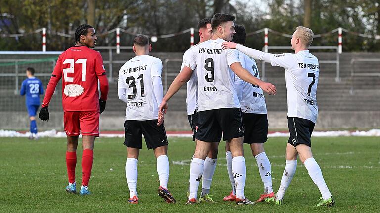 Nach seinem Traumtor zum 1:0 gegen Türkgücü München wird Max Grimm von seinen Aubstädter Teamkollegen gefeiert. Nach seinem Traumtor zum 1:0 gegen Türkgücü München wird Max Grimm von seinen Aubstädter Teamkollegen gefeiert.
