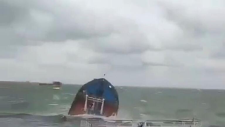 Russische Öltanker vor der Krim in Seenot       -  Die zwei in der Meerenge von Kertsch gesunkenen Schiffe haben tonnenweise Öl im Meer verloren. (Archivbild)