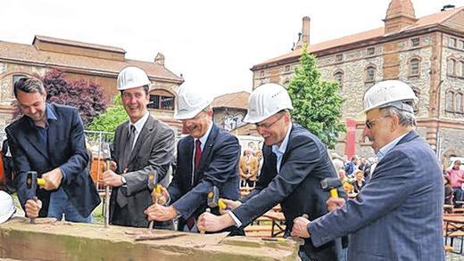 Steine klopfen statt Spatenstich: (v. li.) Roland Breunig, OB Christian Schuchardt, Stadtbaurat Christian Baumgart, Carsten Höfer und Hans-Rainer Waldbröl eröffnen die Baustelle Bürgerbräu-Gelände. Steine klopfen statt Spatenstich: (v. li.) Roland Breunig, OB Christian Schuchardt, Stadtbaurat Christian Baumgart, Carsten Höfer und Hans-Rainer Waldbröl eröffnen die Baustelle Bürgerbräu-Gelände.