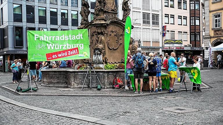Am Vierröhrenbrunnen: Infostand der Grünen zum Fahrradstadtfest. Am Vierröhrenbrunnen: Infostand der Grünen zum Fahrradstadtfest.
