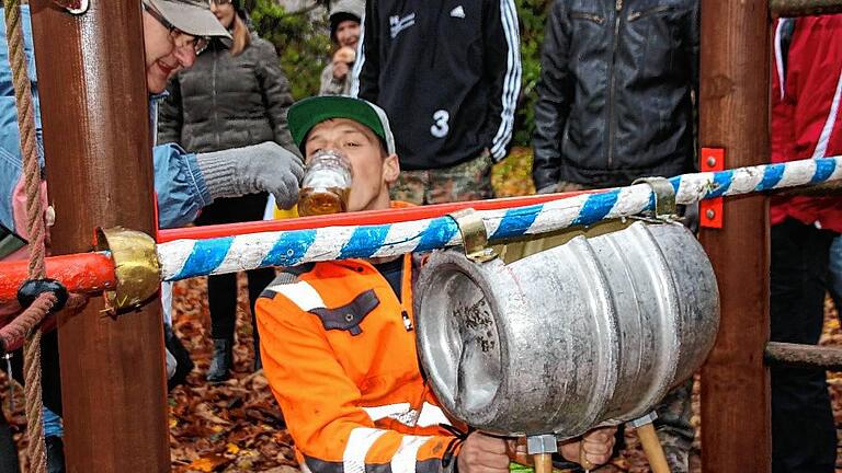 Melken an der Euter-Attrappe: Den stärkenden Schluck Bier hatte sich der spätere Sieger Jonas Savickas redlich verdient. Melken an der Euter-Attrappe: Den stärkenden Schluck Bier hatte sich der spätere Sieger Jonas Savickas redlich verdient.