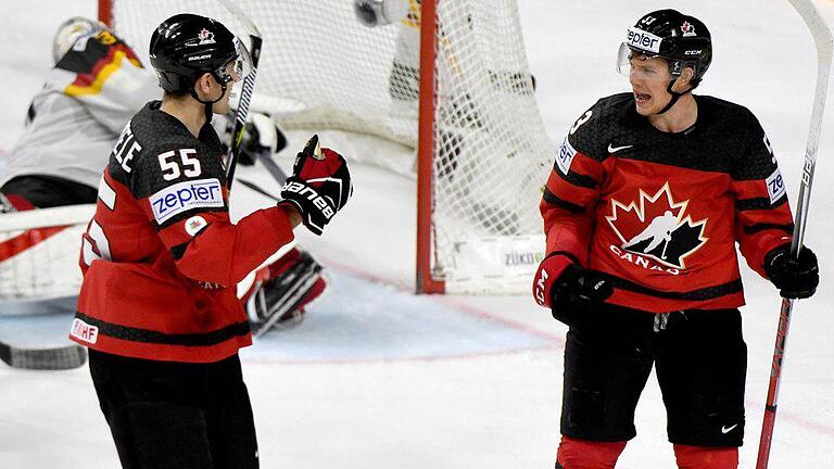 Erhöhung       -  Kanadas Torschütze Jeff Skinner (r) jubelt mit Mark Scheifele über das 2:0 gegen Deutschland. Foto: Monika Skolimowska