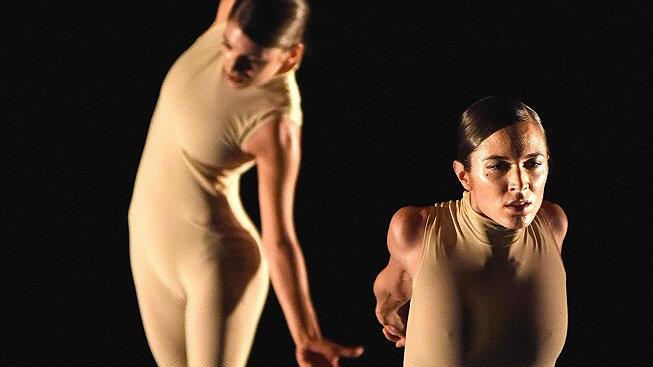 In &bdquo;Mega Israel&ldquo; zeigt das Ensemble der Gauthier Dance / Dance Company Theaterhaus Stuttgart zeitgenössischen Tanz von seiner dynamischsten Seite.