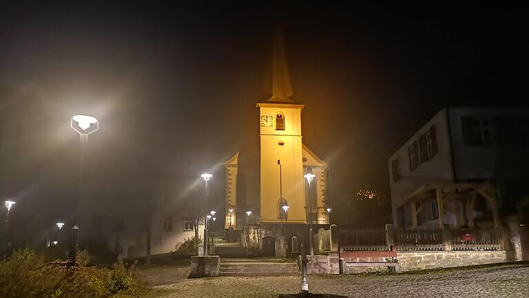 Soll die Kirche in Unterelsbach in den Abendstunden beleuchtet werden? Die Unterelsbacher sprachen sich für die Abschaltung aus.