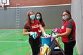 Die Hygiene-Beauftragte beim TSV Christiane Aman (rechts), ihre Tochter Theresa und Anna Schwarz (hinten) beim Reinigen von in einem Eimer gesammelten Tischtennisbällen. Das Foto entstand beim Geisterspiel Anfang September. Nun musste das „TSV-Hygieneteam“ nochmals reduziert werden.