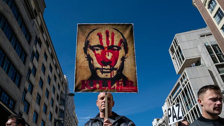 Putins Krieg in der Ukraine wirkt sich auch auf den Kitzinger Kreishaushalt aus. Das Bild zeigt Demonstranten in Madrid, für die der russische Präsidenten Putin ein Killer ist. Putins Krieg in der Ukraine wirkt sich auch auf den Kitzinger Kreishaushalt aus. Das Bild zeigt Demonstranten in Madrid, für die der russische Präsidenten Putin ein Killer ist.
