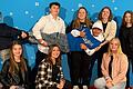 Erfolg für die Udo-Lindenberg-Mittelschule: Das Weihnachtsvideo „Bis es dunkel wird“ hat den Sonderpreis beim Crossmedia-Wettbewerb 2022 gewonnen. Im Bild Schülerinnen und Schüler bei der Preisverleihung in München.