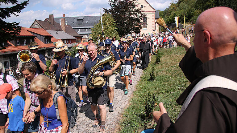 Zum 50. Mal begleitete die Estenfelder Kreuzbergmusik mit ihrem Leiter Stefan Ackermann (vorne links) in diesem Jahr die Würzburger Kreuzbergwallfahrt musikalisch. Foto: Herbert Ehehalt Zum 50. Mal begleitete die Estenfelder Kreuzbergmusik mit ihrem Leiter Stefan Ackermann (vorne links) in diesem Jahr die Würzburger Kreuzbergwallfahrt musikalisch. Foto: Herbert Ehehalt