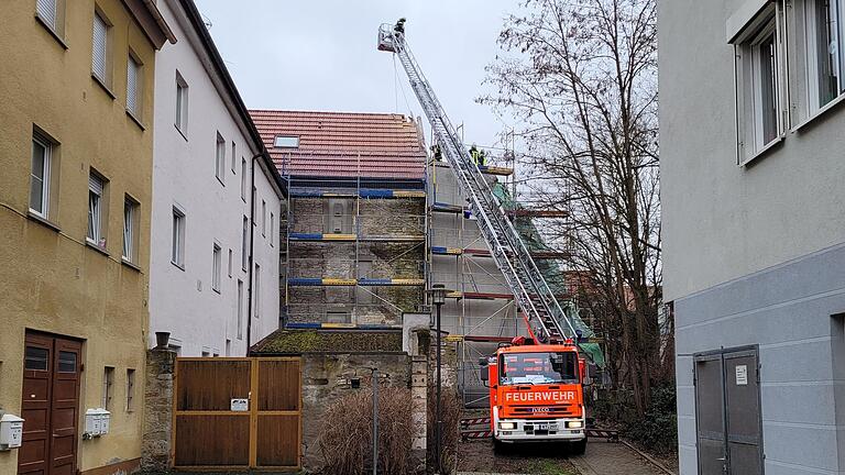 Zu einem Dachstuhlbrand in der Oberen Bachgasse musste die Feuerwehr am Dienstag ausrücken.