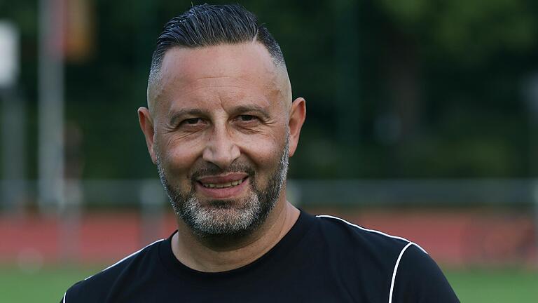 B-Lizenz-Inhaber Maurizio Orofino hat eine neue Aufgabe als Fußball-Trainer gefunden. B-Lizenz-Inhaber Maurizio Orofino hat eine neue Aufgabe als Fußball-Trainer gefunden.