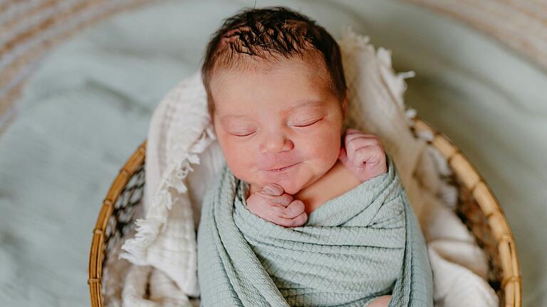 Baby Klara aus Stockheim lächelt in sich hinein. Baby Klara aus Stockheim lächelt in sich hinein.