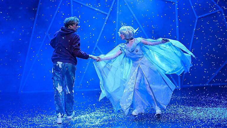 'Die Schneekönigin' wird als Weihnachtsmärchen für Kinder im Kleinen Haus des Mainfrankentheaters Würzburg aufgeführt.