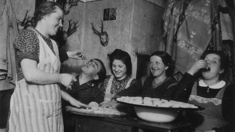 Typisch für Waldsachsen: 'Häiferdääch gänäschd!' Die traditionellen Krapfen aus Hefeteig sind zum Backen auf einem Blech ausgelegt. Das Bild entstand in den 1930er Jahren bei Familie Vollert-Göb.&nbsp;