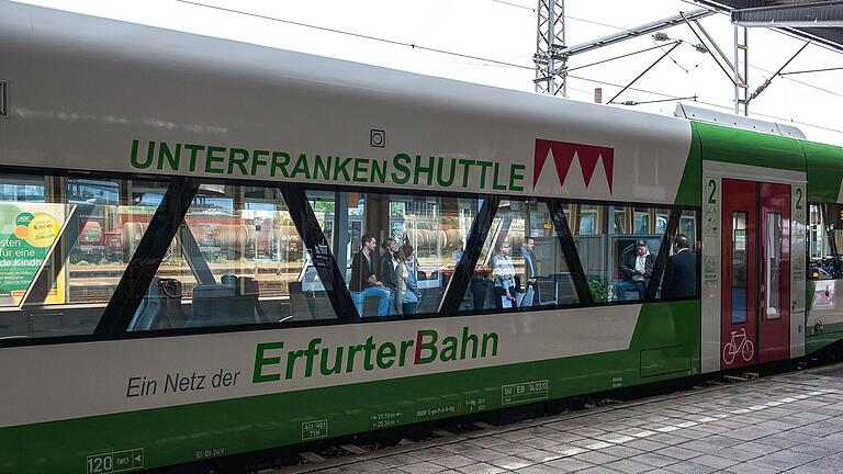 Bahn- und Busfahren wird ab 1. November teurer. Die Verkehrsgemeinschaft Schweinfurt erhöht im öffentlichen Nahverkehr ihre Tarife. Bahn- und Busfahren wird ab 1. November teurer. Die Verkehrsgemeinschaft Schweinfurt erhöht im öffentlichen Nahverkehr ihre Tarife.