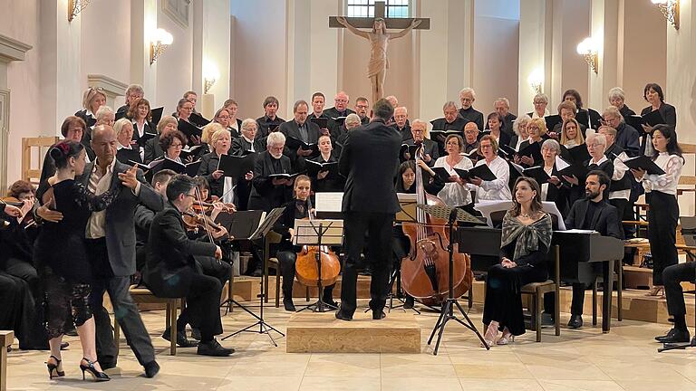 Die Paul-Eber-Kantorei mit ihrem Leiter Martin Blaufelder, der Solistin Marzia Marzo, Gervasio Ledesma am Klavier und einem Tanzpaar beim Tango. Die Paul-Eber-Kantorei mit ihrem Leiter Martin Blaufelder, der Solistin Marzia Marzo, Gervasio Ledesma am Klavier und einem Tanzpaar beim Tango.