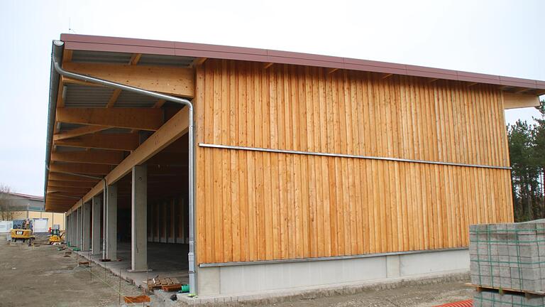 Die Außenanlage der neuen Fahrzeughalle auf der Deponie des Landkreises wird derzeit in Angriff genommen. Neu genehmigt wurden der Umbau der Sanitäranlage und der Neubau eines Treppenhauses.       -  Die Außenanlage der neuen Fahrzeughalle auf der Deponie des Landkreises wird derzeit in Angriff genommen. Neu genehmigt wurden der Umbau der Sanitäranlage und der Neubau eines Treppenhauses.