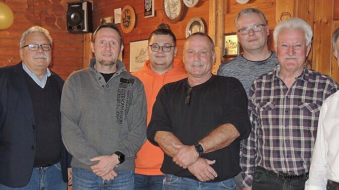 Die neue Vorstandschaft der SPD in der Gemeinde Knetzgau (von links nach rechts): Stellvertretender SPD-Kreisvorsitzender Paul Hümmer, Karl Weißenberger, Matthias Zink, Xaver Klein, Michael Grosskopf, Udo Schmalz, Heinrich Düring und Edgar Wegner. Die neue Vorstandschaft der SPD in der Gemeinde Knetzgau (von links nach rechts): Stellvertretender SPD-Kreisvorsitzender Paul Hümmer, Karl Weißenberger, Matthias Zink, Xaver Klein, Michael Grosskopf, Udo Schmalz, Heinrich Düring und Edgar Wegner.
