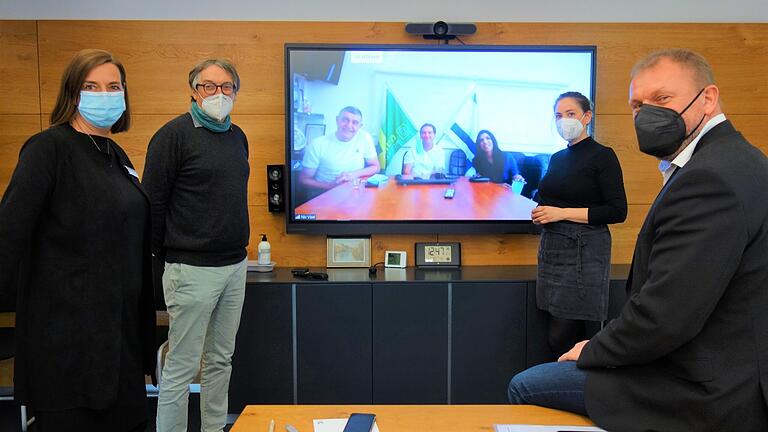 Der Landkreis Würzburg pflegt die Partnerschaft mit der israelischen Region Mateh Yehuda in Corona-Zeiten digital (von links) Christine Puchalla, Büro des Landrats, Klaus Rostek, Mitbegründer der Landkreispartnerschaft, Kathrin Jungmann, Kommunale Jugendpflegerin und Landrat Thomas Eberth. Per Videokonferenz zugeschaltet sind (von links) stellvertretender Landrat Beni Eliraz, Landrat Niv Viezel und Partnerschaftsbeauftragte Maya Ashkenazi. Der Landkreis Würzburg pflegt die Partnerschaft mit der israelischen Region Mateh Yehuda in Corona-Zeiten digital (von links) Christine Puchalla, Büro des Landrats, Klaus Rostek, Mitbegründer der Landkreispartnerschaft, Kathrin Jungmann, Kommunale Jugendpflegerin und Landrat Thomas Eberth. Per Videokonferenz zugeschaltet sind (von links) stellvertretender Landrat Beni Eliraz, Landrat Niv Viezel und Partnerschaftsbeauftragte Maya Ashkenazi.