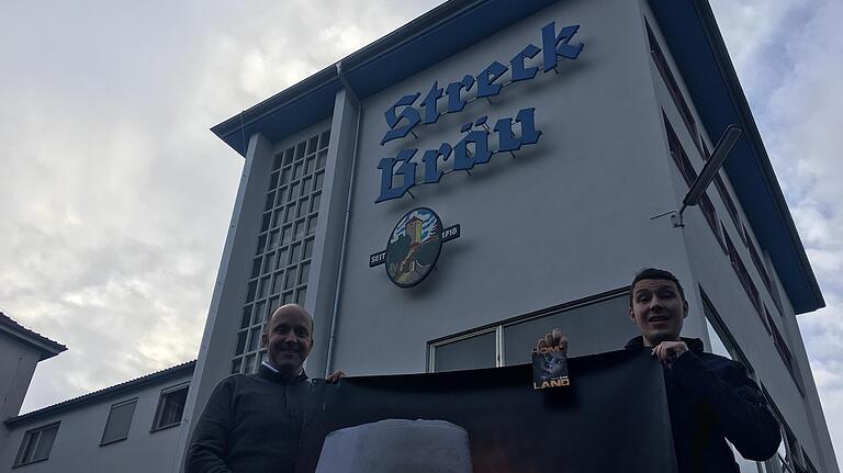 Axel Kochinki und Braumeister Benjamin Betz (rechts) vor der Ostheimer Brauerei. Axel Kochinki und Braumeister Benjamin Betz (rechts) vor der Ostheimer Brauerei.