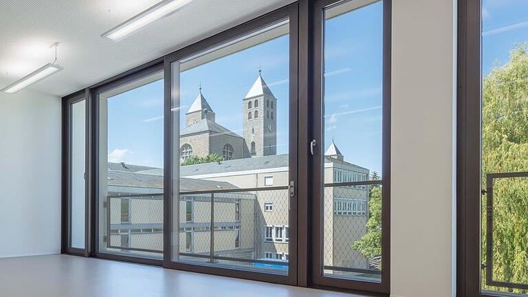 Egbert-Gymnasium Münsterschwarzach: Blick aus einem Klassenzimmer in Richtung Abteikirche. Egbert-Gymnasium Münsterschwarzach: Blick aus einem Klassenzimmer in Richtung Abteikirche.