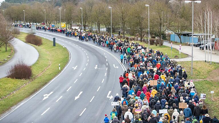Für die Demonstration wurden zwei Fahrspuren der Mühlbacher Straße für den Verkehr gesperrt. Für die Demonstration wurden zwei Fahrspuren der Mühlbacher Straße für den Verkehr gesperrt.