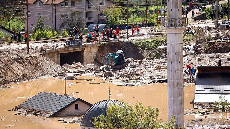 Hochwasser in Bosnien-Herzegowina - Bei Überschwemmungen und Erdrutschen in Bosnien-Herzegowina kamen mindestens 18 Menschen ums Leben (Foto aktuell). Hochwasser in Bosnien-Herzegowina - Bei Überschwemmungen und Erdrutschen in Bosnien-Herzegowina kamen mindestens 18 Menschen ums Leben (Foto aktuell).