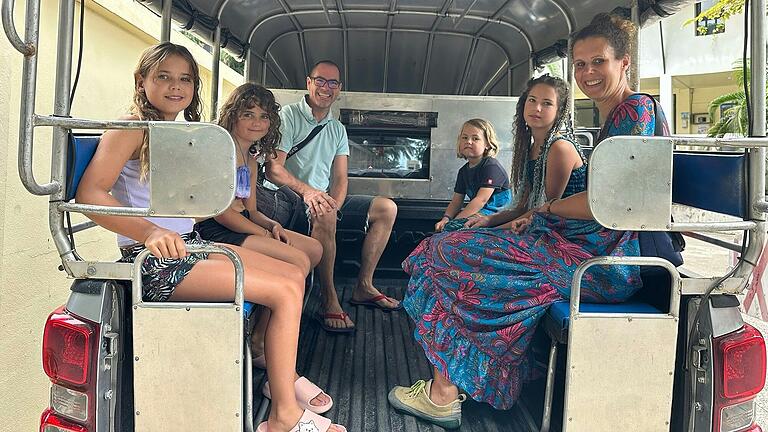 Die Familie in Phuket bei der Fahrt in einem Pickup-Taxi. Die Familie in Phuket bei der Fahrt in einem Pickup-Taxi.