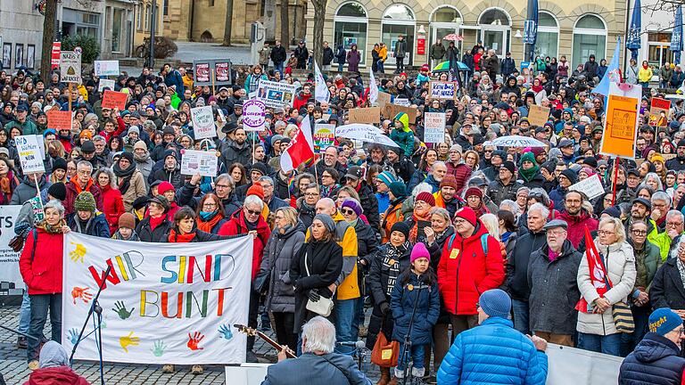Zirka 500 Personen und über 80 verschiedene Organisationen nahmen an der Demonstration 'Die Uhr tickt für die Demokratie' am Sonntagmittag am Marktplatz in Schweinfurt teil. Zirka 500 Personen und über 80 verschiedene Organisationen nahmen an der Demonstration 'Die Uhr tickt für die Demokratie' am Sonntagmittag am Marktplatz in Schweinfurt teil. 