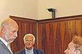 Gegen die Schließung: Detlev Kirmsse (Mitte) und Erika Fuchs überreichten OB Kay Blankenburg die Unterschriftenlisten pro Kurhausbad. Foto: Thomas Mäuser