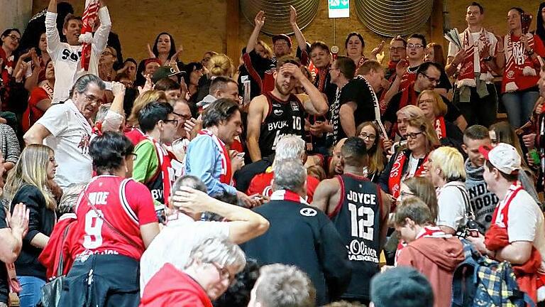 Basketball - Beko BBL - Crailsheim Merlins - s.Oliver Baskets - Bad in der Fan-Menge: Die Spieler der s.Oliver Baskets bedankten sich bei ihren Anhängern für die Unterstützung in Crailsheim. Basketball - Beko BBL - Crailsheim Merlins - s.Oliver Baskets - Bad in der Fan-Menge: Die Spieler der s.Oliver Baskets bedankten sich bei ihren Anhängern für die Unterstützung in Crailsheim.