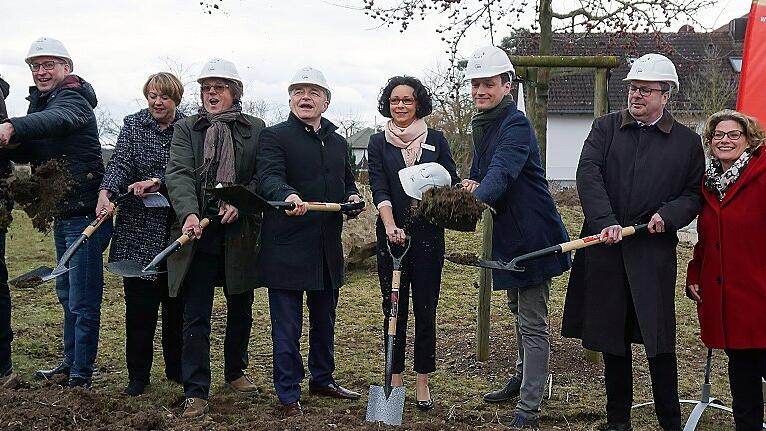 Vom ersten Spatenstich soll die Tagespflege der AWO noch in diesem Jahr zu einem fertigen Gebäude reifen: (von links) Bürgermeister Volker Karb, von der AWO. Gerold Möhrlein, Irene Görgner, Architekt Gunnar Hiller, Bezirksgeschäftsführer Martin Ulses, Einrichtungsleiterin Monika Müller, Landrat Florian Töpper und ebenfalls von der AWO, Rudolf Mainardy, Ulrike Hahn und Andreas Streißnig.